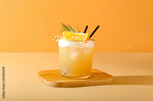 Valokuva Glass of tasty whiskey sour cocktail on color background