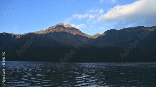 朝日を浴びて輝く焼岳と静寂に包まれた早朝の大正池のコラボ情景＠上高地、長野