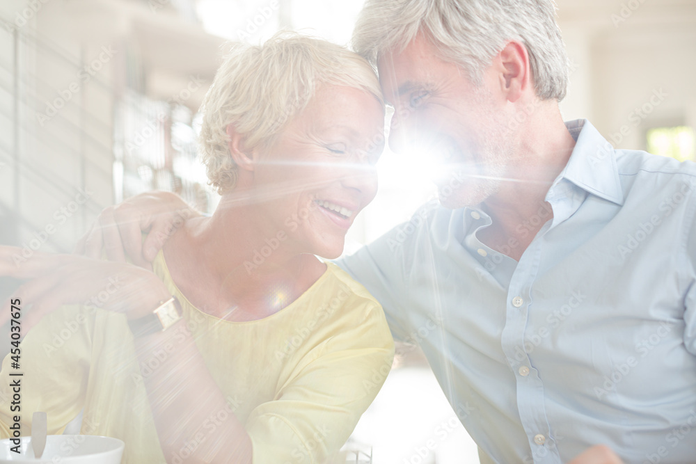 Obraz premium Older couple hugging with coffee cup