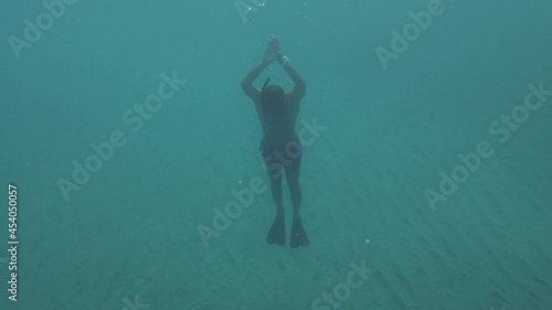 Wallpaper Mural Ragazzo con maschera, pinne e costume rosso nuota nel mare sott'acqua Torontodigital.ca