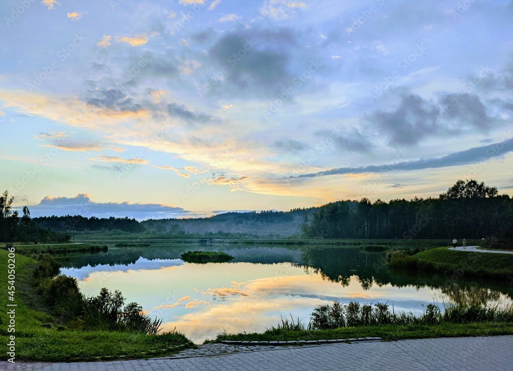 Fototapeta premium Krajobraz zachodzącego słońca nad jeziorem
