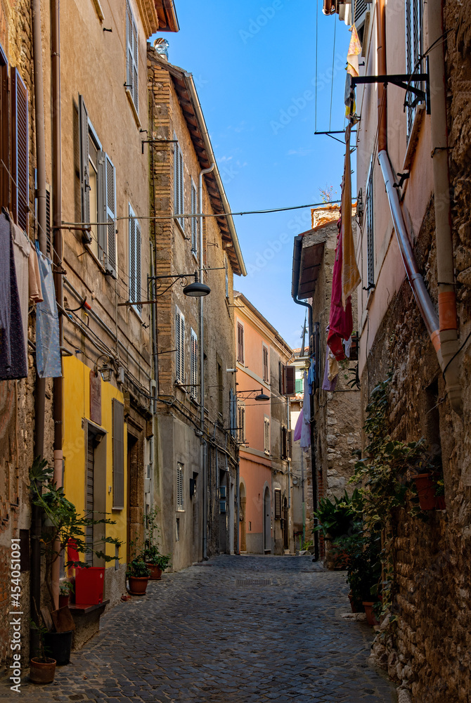 Gasse in der Altstadt von Cori in Latium in Italien