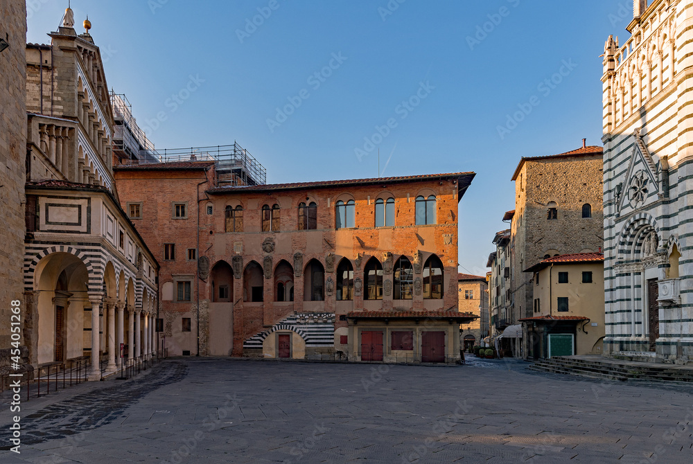 Fassaden am Domplatz in der Altstadt von Pistoia in der Toskana in Italien
