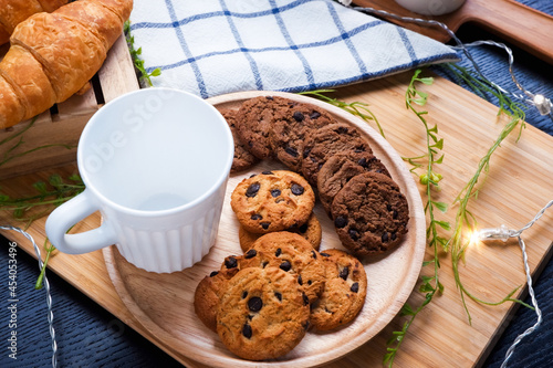 Fotografie cookie and croissant on wooden tray