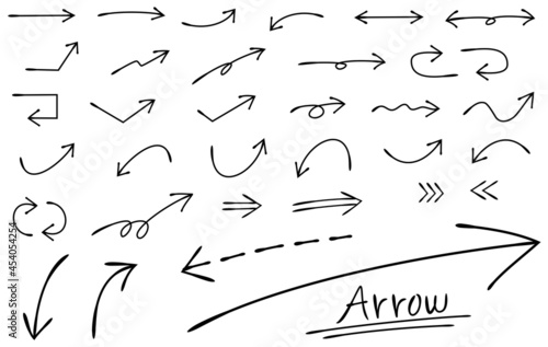 ペンで書いたような手書き矢印　細めの線画　モノクロ　Arrow handwritten monochrome

