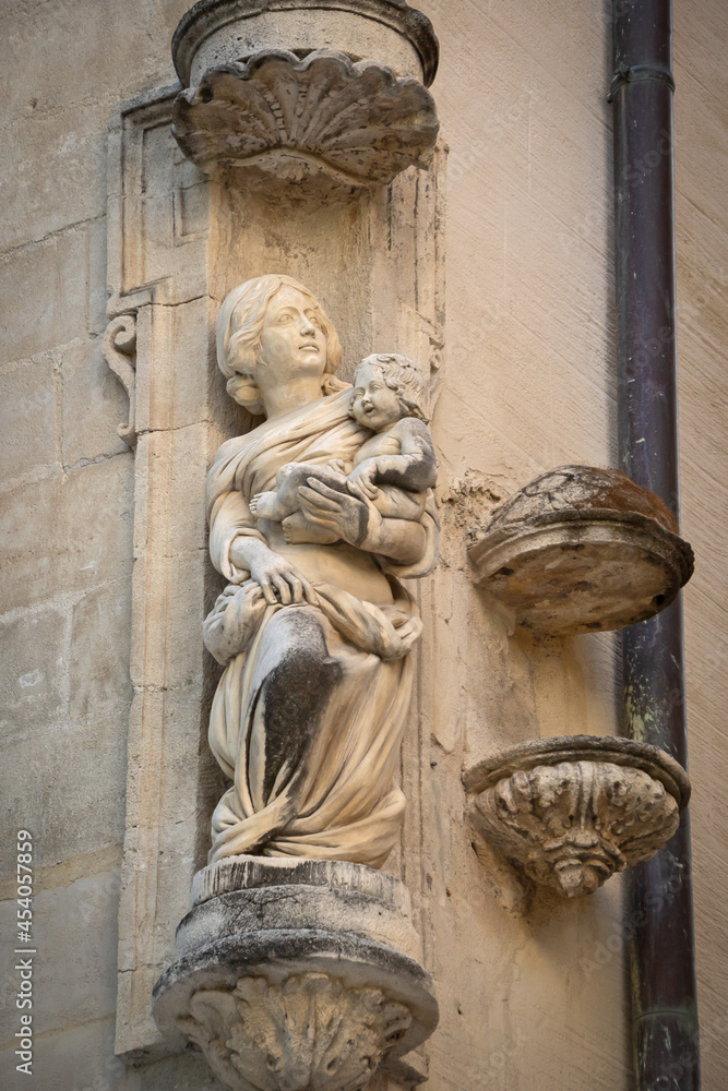 statue sur la façade d'une maison de la ville d'Avignon