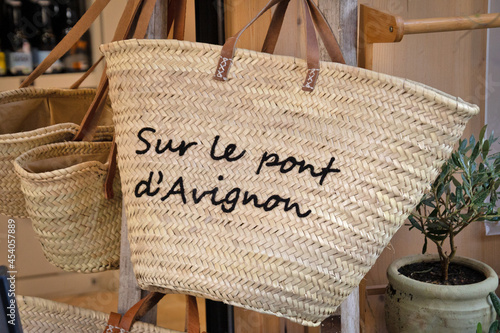 Photos panier avec écrit dessus en français sur le pont d'Avignon