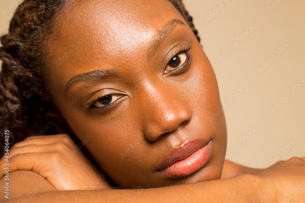 © Phiwo Ndlovu/Cultura Creative - Studio portrait of woman with braided hair
