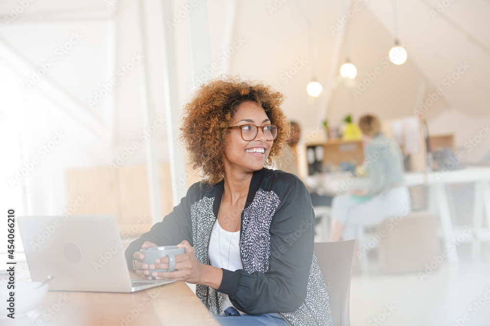 Obraz premium Office worker with coffee using laptop