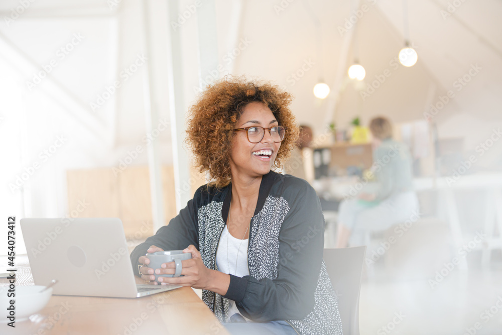 Obraz premium Office worker with coffee using laptop