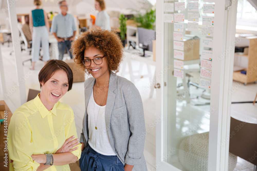 Obraz premium Portrait of two smiling office workers