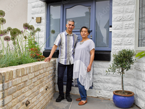 Portrait of couple standing in front of house © Cultura Creative
