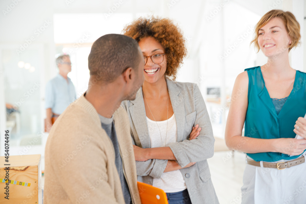 Obraz premium Portrait of talking and smiling office workers