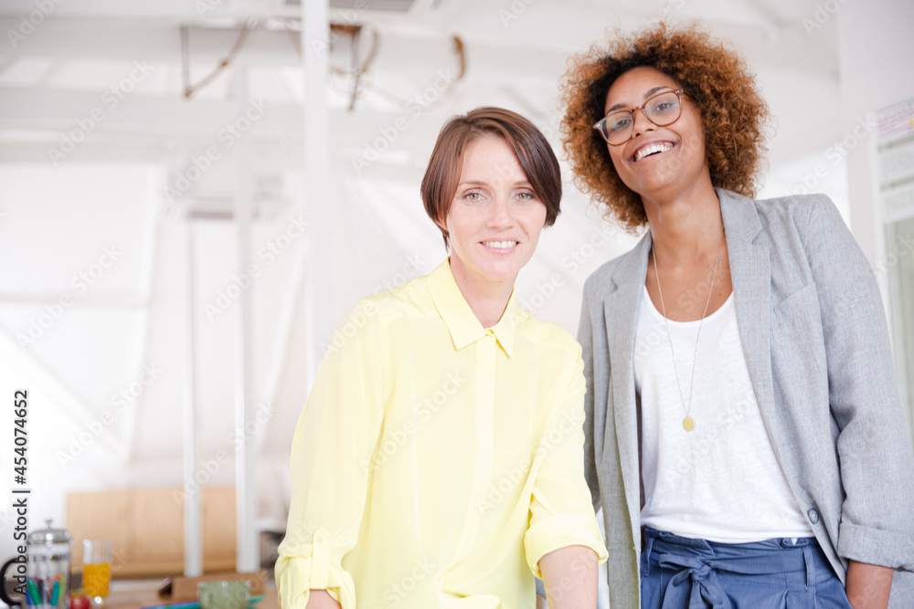 Obraz premium Portrait of two smiling office workers