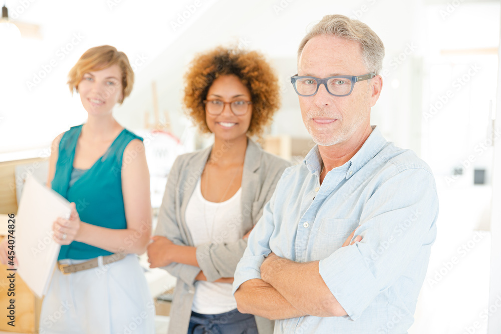 Obraz premium Colleagues smiling in office, holding documents