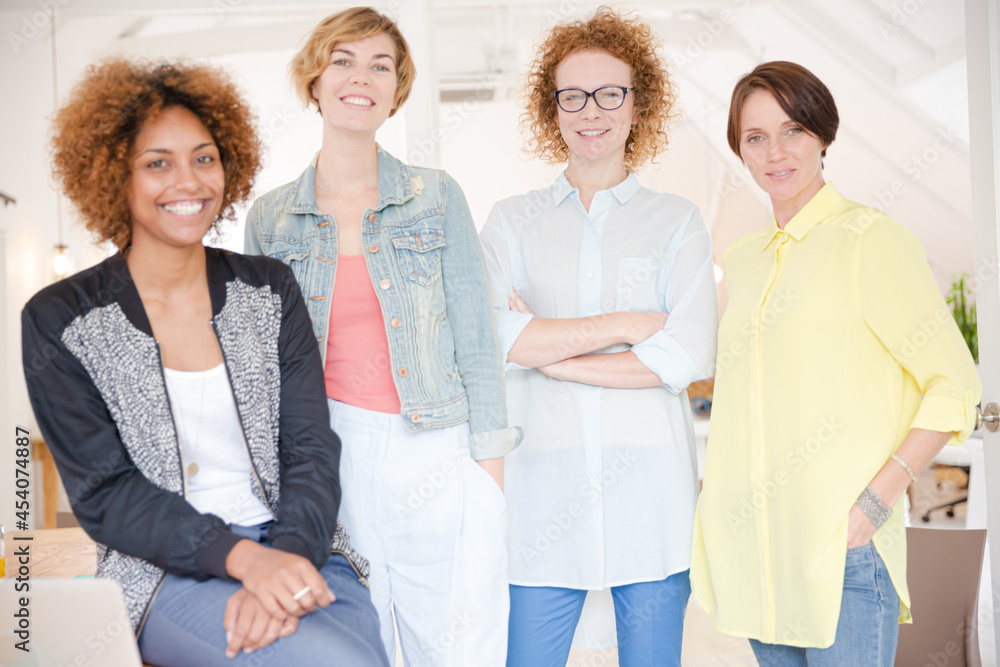 Obraz premium Group of smiling women at work