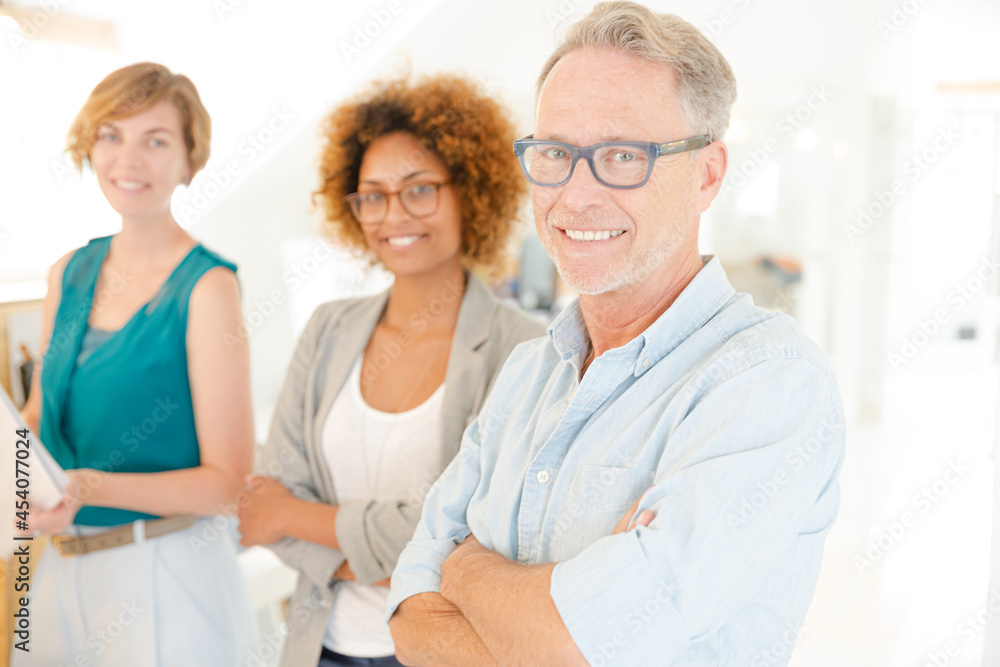 Obraz premium Colleagues smiling in office, holding documents
