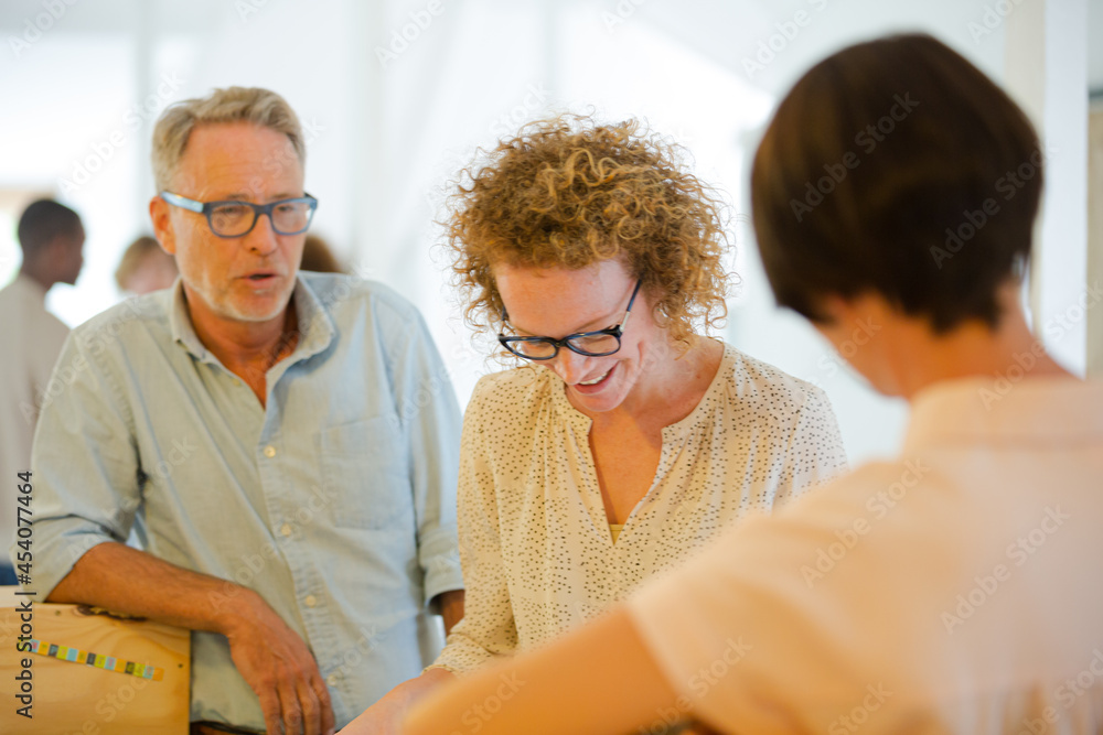 Obraz premium Office workers talking and smiling