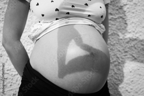 Kreatives Babybauch Foto Shooting mit Schwangere Mutter und Vater photo