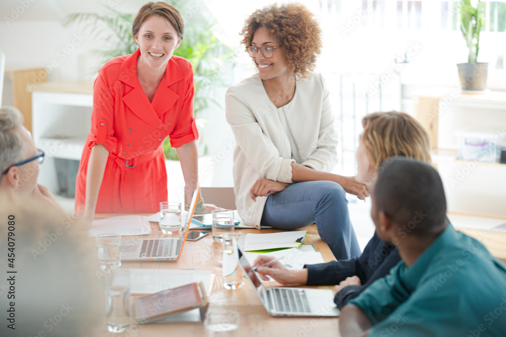 Obraz premium Office workers talking at meeting