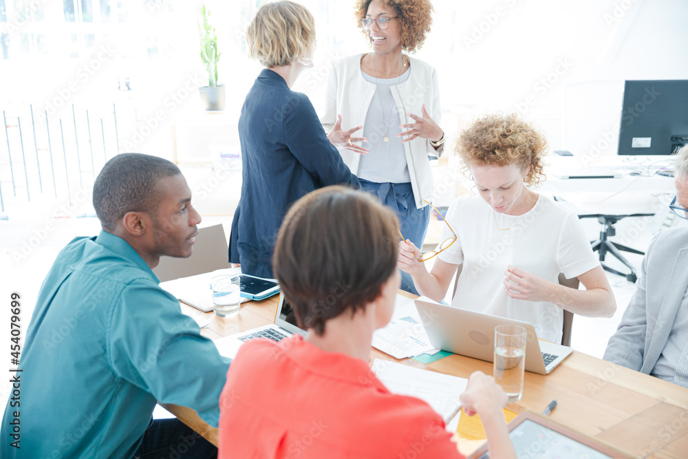 Obraz premium Office workers talking at meeting