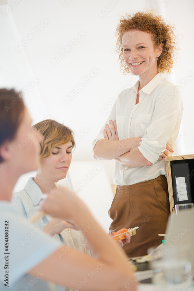 Obraz premium Office workers having lunch together
