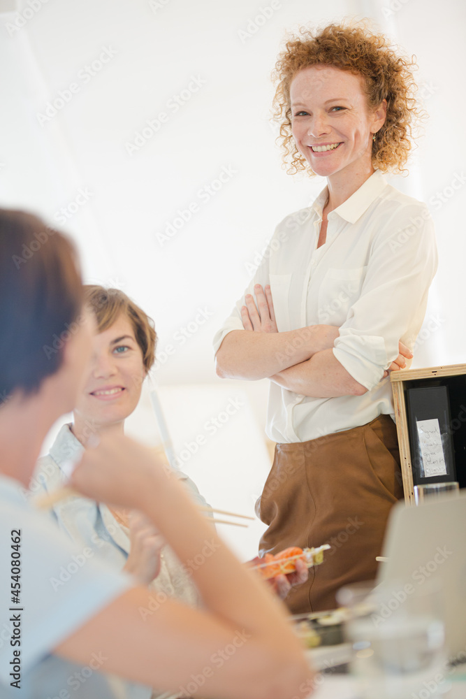 Obraz premium Office workers having lunch together