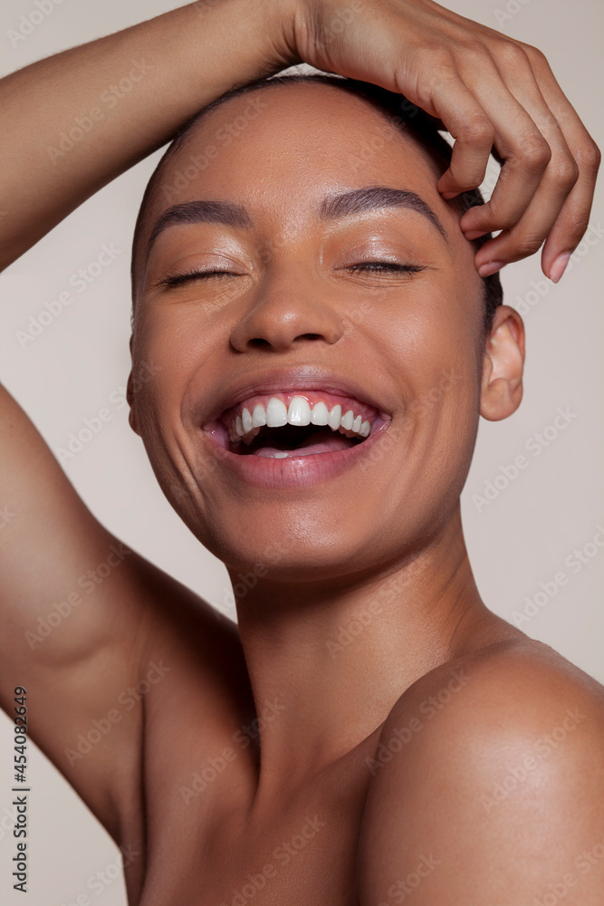 © Elle Bramble/Cultura Creative - Smiling young woman with hand on head