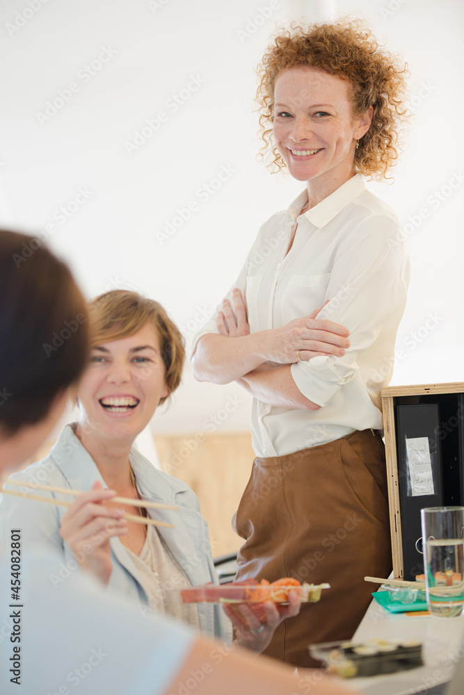 Obraz premium Office workers having lunch together