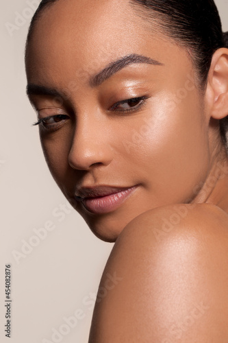 Cuadro en lienzo Young woman looking over shoulder