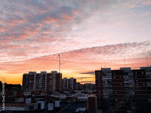 Atardecer con nubes en barrio del Pilar de Madrid
