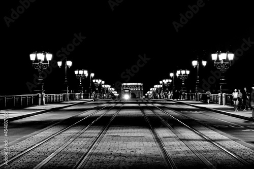 Pont de pierre sur la Garonne     Bordeaux  photographie en noir et blanc