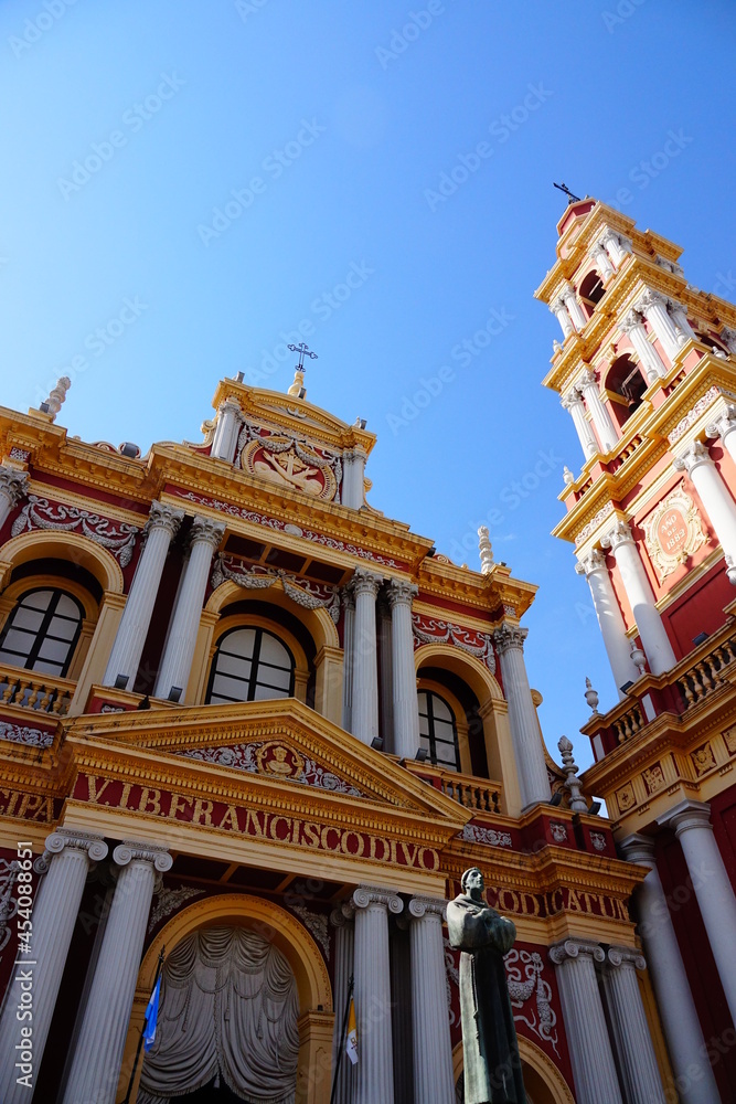 Fachada desde abajo de la Iglesia San Francisco, color terracota, en Salta, Argentina