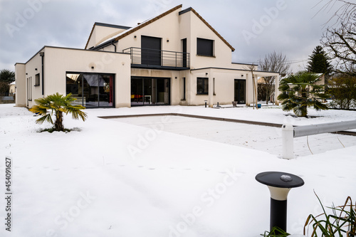 jolie maison moderne sous la neige photo