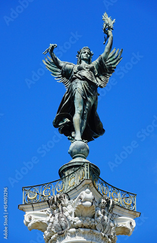 Statue de la liberté dans le Monument aux Girondins, dans la place de Quinconces à Bordeaux, France photo