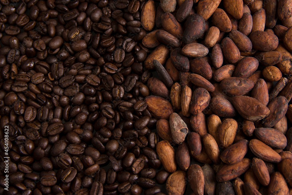 Mix of roasted coffee grains with unpeeled cacao grains Mix of roasted coffee grains with unpeeled cacao grains