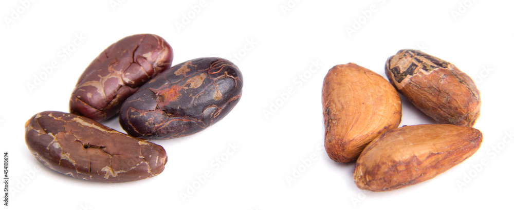 Obraz premium Close up of three refined and three unpeeled cacao grains isolated