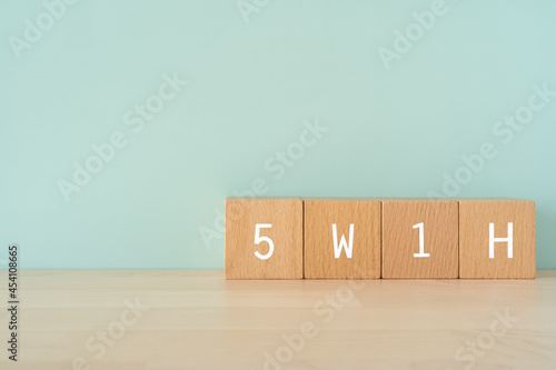 5W1H｜「5W1H」と書かれた積み木 photo