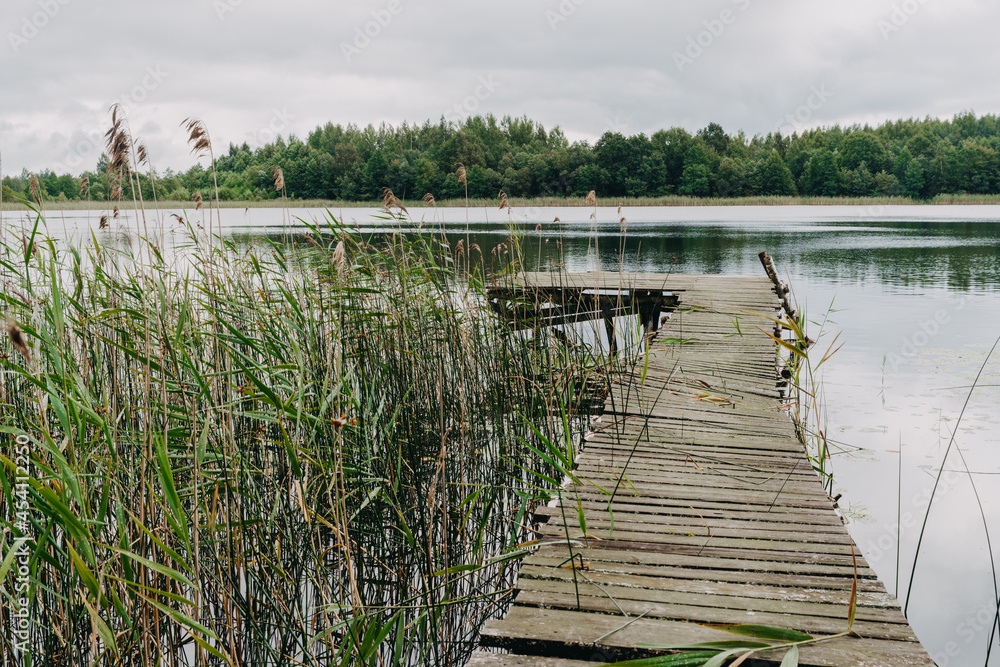 Obraz premium Old wooden pier by the lake.