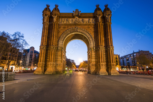 Triumph Arch in Barcelona at dusk © Fyle