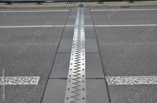 Canvastavla expansion metal coupling, roof or bridge structure for secure connection of two expandable concrete bodies