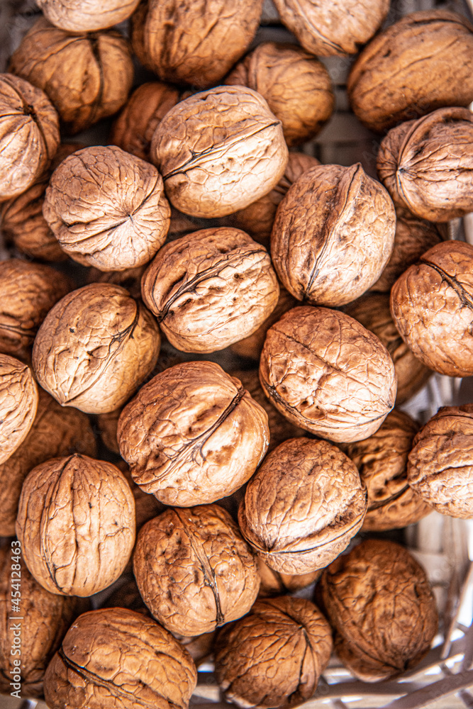 Textura de nueces en una cesta para su consumo Textura de nueces en una cesta para su consumo