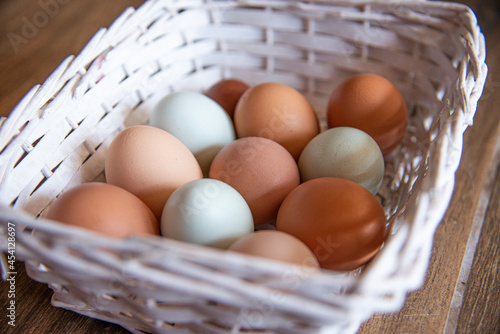Huevos caseros de corral diferentes colores