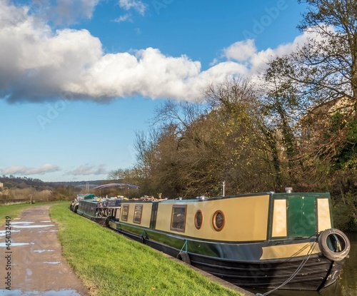Fotografie narrowboats on the Kennet and Avon Canal at Bath