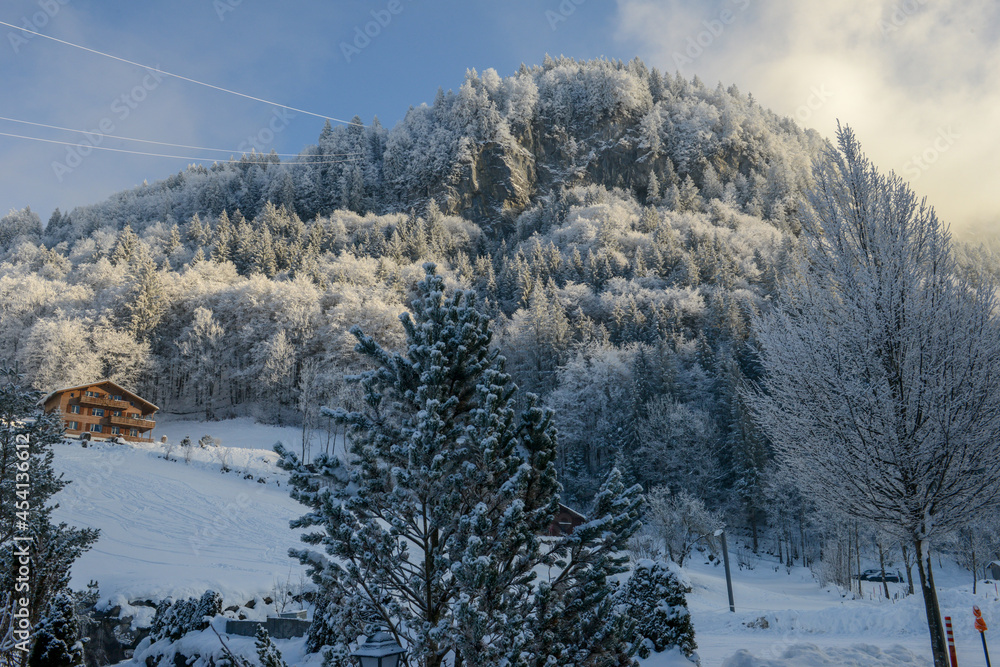 Obraz premium Winter landscape view at the village of Engelberg in the Swiss alps