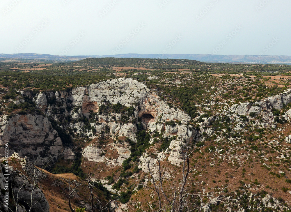 scenica immagine delle colline siciliane nell'arsura estiva