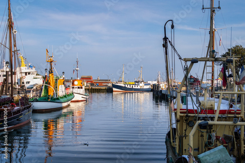 viele Kutter im Hafen von Büsum bei blauem Himmel