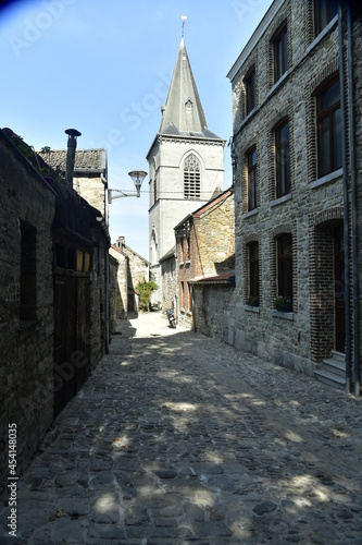 L une des ruelles typiques et l   glise St-Georges    la ville haute de Limbourg    l est de Verviers 