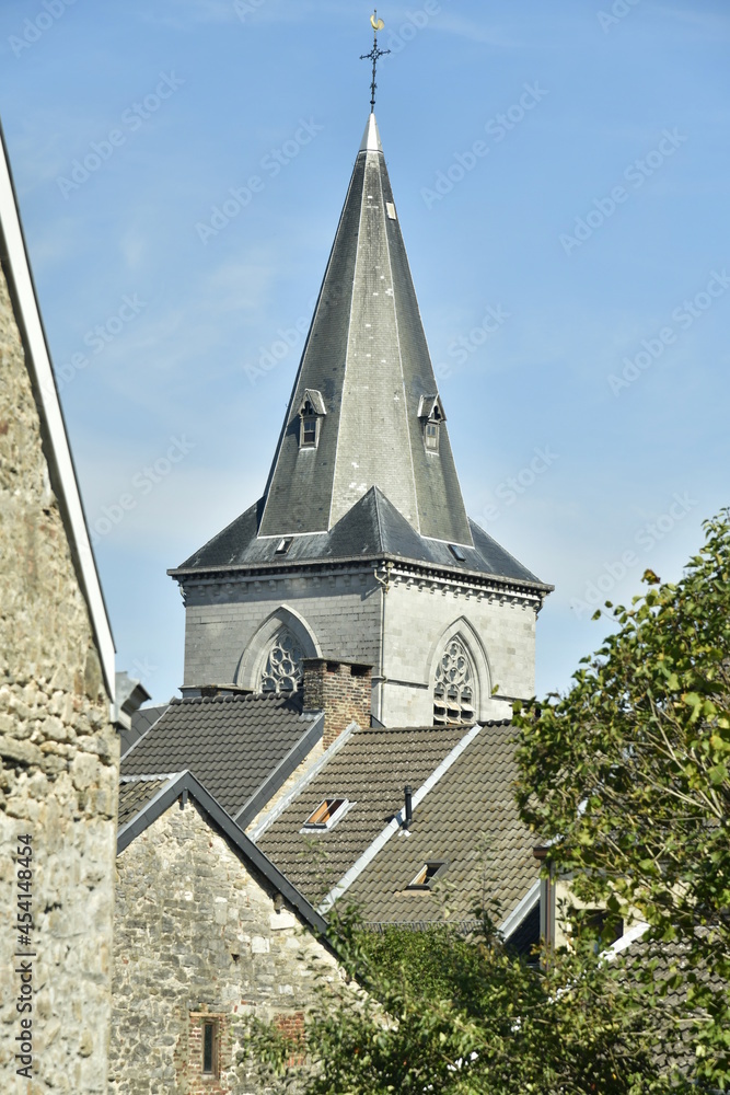 Le clocher de l'église St-George émergeant des toitures des vieilles maisons de la ville haute et historique de Limbourg à l'est de Verviers