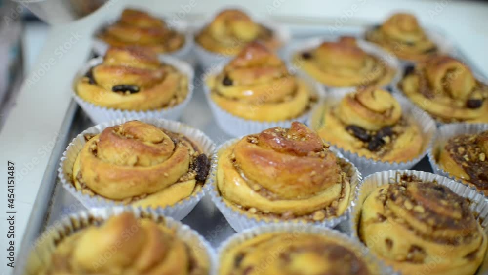 Brush the well-cooked cinnamon roll with butter and drizzle with creamy sugar. Ready to serve customers
Brush the well-cooked cinnamon roll with butter and drizzle with creamy sugar. Ready to serve customers